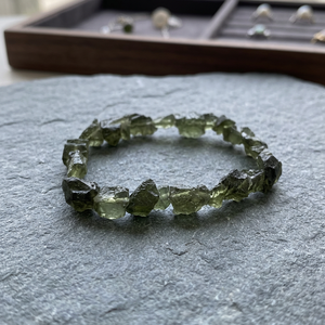 Bracelet élastique tendance en argent sterling avec pierre précieuse Moldavite brute – Bijou de famille, cadeau et accessoire de fête - Product Image 3