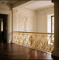 Rampe d'escalier en fer forgé noir au design moderne avec balustrade en verre pour balcon