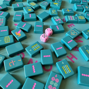 Tuiles de Mahjong en Acrylique Rose Millennial de Luxe Leti - Design Personnalisé Peint à la Main, Ensemble de Jeu Durable et Écologique - Product Image 3