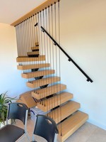Escalier flottant minimaliste moderne avec garde-corps en verre trempé pour la décoration intérieure de villa, escaliers flottants courbes sur mesure