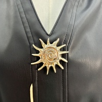 Großhandel Maßgeschneiderte Größe Farbe Logo Damen V-Ausschnitt PU-Leder Jackenkleid mit Goldener Paspelierung Tailliertes Elegantes Damenkleid