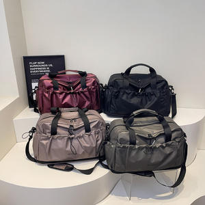 Sac à bandoulière de sport grande capacité pour voyages courts, avec séparation humide/sec, idéal pour les essentiels de natation et de gym - Product Image 3