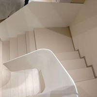 Escalier de villa en métal sur mesure, design minimaliste à bords arrondis, avec rampe en fer forgé, durable, design moderne pour intérieur