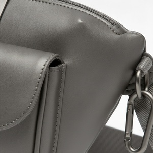 Sac banane de tennis en PU italien structuré avec mousqueton, style italien, logo personnalisé, vente en gros - Product Image 2