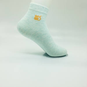 Chaussettes tricotées personnalisées Crew Broderie Chaussettes de haute qualité à bas quantité minimale de commande Chaussettes personnalisées de bonne qualité Poignée unisexe brodée avec son propre logo - Product Image 6