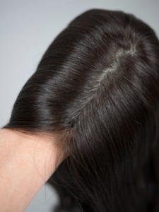 Topper per Donne con Perdita di <span class=keywords><strong>Capelli</strong></span>, Completamente Annodato a Mano, Morbido, Premium, con <span class=keywords><strong>Capelli</strong></span> Vergini di Alta Qualità, Realistico e Traspirante, Base in Seta e Retro in Pizzo, Fatto a Mano - Product Image 6