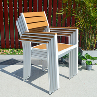 Meubles de restaurant d'extérieur modernes résistants aux intempéries, chaise et table de salle à manger en plastique et bois pour patio