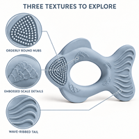 Anneau de dentition pour bébé en silicone en forme de poisson, texture écaille, queue ondulée côtelée, facile à saisir, qualité alimentaire, sans couture, OEM, vente en gros