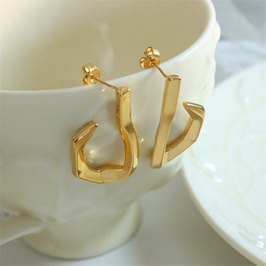 Pendientes de botón en forma de J, chapados en oro, de diseño sencillo y moderno, para mujer. - Product Image 2