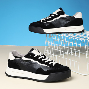 Zapatillas deportivas grises de cuero craquelado con cordones, plataforma gruesa, estilo skate, parte superior con paneles múltiples y patchwork, tira lateral ondulada blanca, estándar. - Product Image 4