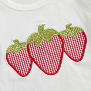 Conjunto de Ropa para Niñas Pequeñas para el Regreso a Clases, Camisa con Mangas Abullonadas y Volantes, Pantalones Cortos con Estampado de Fresas, 2 Piezas - Product Image 3