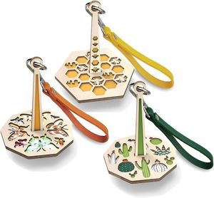Support de fil portable en bois avec sangle de poignet et clip en cuir pour boule de fil, accessoire de couture très demandé pour le rangement du fil de tricot - Product Image 2