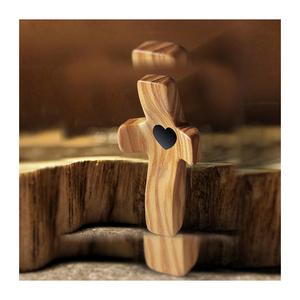 Croce in Legno Intagliata a Forma di Cuore, Oggetto Decorativo, Croce da Tasca per Preghiera, Regalo Religioso per Bambini e Adulti - Product Image 6