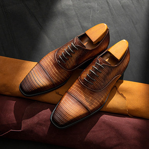 Zapatos de hombre de cuero formal de negocios en relieve con punta cuadrada para hombres de moda hechos de cuero de vaca de primera calidad - Product Image 1
