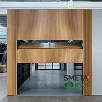 Porte de garage verticale en bois massif Andexin, résistante à l'humidité et de taille personnalisable, idéale pour la rénovation extérieure des maisons