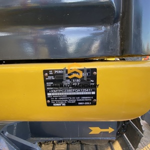 Excavatrice sur chenilles Komatsu PC60 d'occasion, neuve pour projets agricoles et résidentiels, 6 tonnes, équipement essentiel incluant moteur, pompe, boîte de vitesses, roulement. - Product Image 3