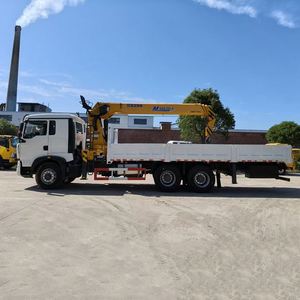 Vehículo de Transporte y Elevación Sinotruck 6*4 Equipado con Grúa Montada en Camión de 12 Toneladas para Elevación Mecánica - Product Image 2
