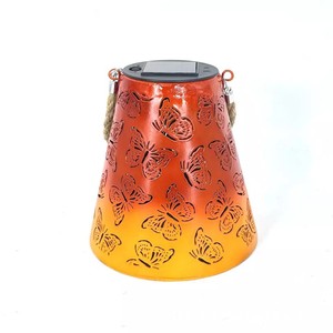 Lanterne solaire en fer en forme de papillon, lumière LED suspendue, décoration de jardin extérieure, portable avec batterie incluse - Product Image 3