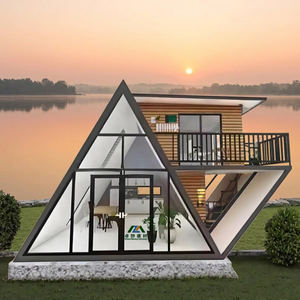 Casa Prefabbricata Triangolare Contemporanea in Acciaio Leggero, Impermeabile e Resistente al Fuoco, Pronta all'Uso per Appartamenti e Ville Vacanza - Product Image 1