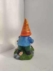 Adorno Decorativo de Resina para Jardín Exterior, Artesanía 3D Hecha a Mano, Pintada a Mano, Color Personalizado, Luz Nocturna LED Solar, Gnomo <span class=keywords><strong>Duende</strong></span> en Carro - Product Image 3