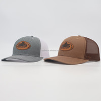 Gorra Trucker Personalizada con Parche de Cuero, Malla Trasera, Cierre Ajustable, Unisex, Marrón, Diseño de 6 Paneles, Estilo Casual