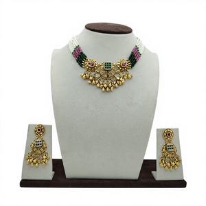 Ensemble collier ras-de-cou traditionnel plaqué argent avec perles multicolores, pierre verte centrale et pendentifs, et boucles d'oreilles assorties - Product Image 1