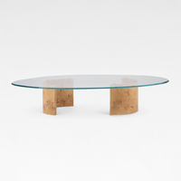 Table basse asymétrique minimaliste avec plateau en verre trempé et base en bois de burl pour maisons de luxe