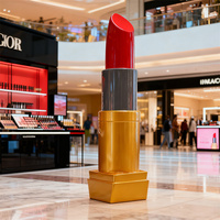 Sculpture géante de rouge à lèvres en mousse décorative commerciale, statue cosmétique en résine durable, sculpture de marque pour l'affichage dans les centres commerciaux