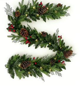 Guirlande <span class=keywords><strong>de</strong></span> Noël <span class=keywords><strong>de</strong></span> luxe en PVC+PE <span class=keywords><strong>de</strong></span> 2,7 m avec cônes <span class=keywords><strong>de</strong></span> pin et baies rouges, pré-éclairée avec lumières LED chaudes pour la décoration <span class=keywords><strong>de</strong></span> la maison et des magasins pendant les fêtes - Product Image 1