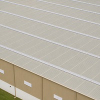 Entrepôt à structure en acier avec bureau en verre sur deux étages et toit avec puits de lumière pour le stockage industriel