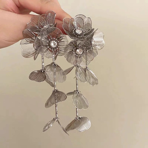 2025 새로운 도착 패션 중공 금속 꽃 펜던트 귀걸이 18K 골드 도금 드롭 귀걸이 긴 술 귀걸이 여성용 보석 - Product Image 3