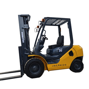 Chariot élévateur diesel d'occasion 3 tonnes, d'origine japonaise, Komatsu FD30, moteur, pneus pleins, hauteur de levage 3000-5000 mm, garantie 12 mois - Product Image 1