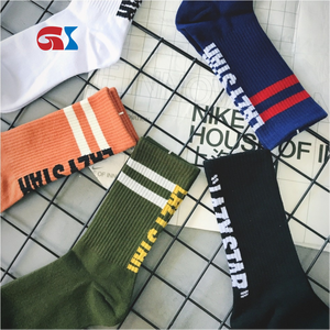 Calcetines deportivos de algodón de tubo largo para hombres adolescentes, calcetines casuales de estilo callejero inspirados en letras de moda para mujeres de Hip-Hop al por mayor - Product Image 3