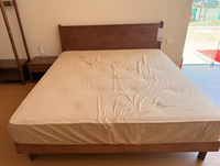 Cama de Plataforma de Madera Maciza de Nogal Estilo Francés Natural Moderno, Estructura de Cama Minimalista de Mediados de Siglo con Diseño Flotante