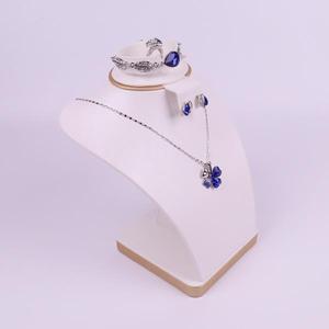Présentoir à bijoux en cuir PU haute qualité pour pendentifs, bracelets, bagues, boucles d'oreilles, colliers - Modèle petites/moyennes tailles - Product Image 1