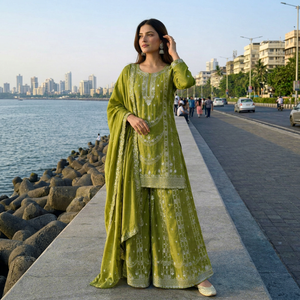 Vente en gros de costumes Sharara en soie Chanderi brodés par des designers pakistanais, couleur vert olive, 3 pièces - Product Image 1