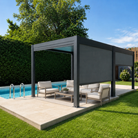 Pergola bioclimatique en aluminium, toit à lames motorisées et stores enrouleurs rétractables pour terrasse extérieure
