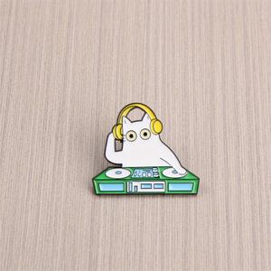 Insignia única con temática musical. Forma de gato con un <span class=keywords><strong>Funky</strong></span> DJ Vibe. Perfecto para el uso diario de personas modernas y amantes de las fiestas. - Product Image 5