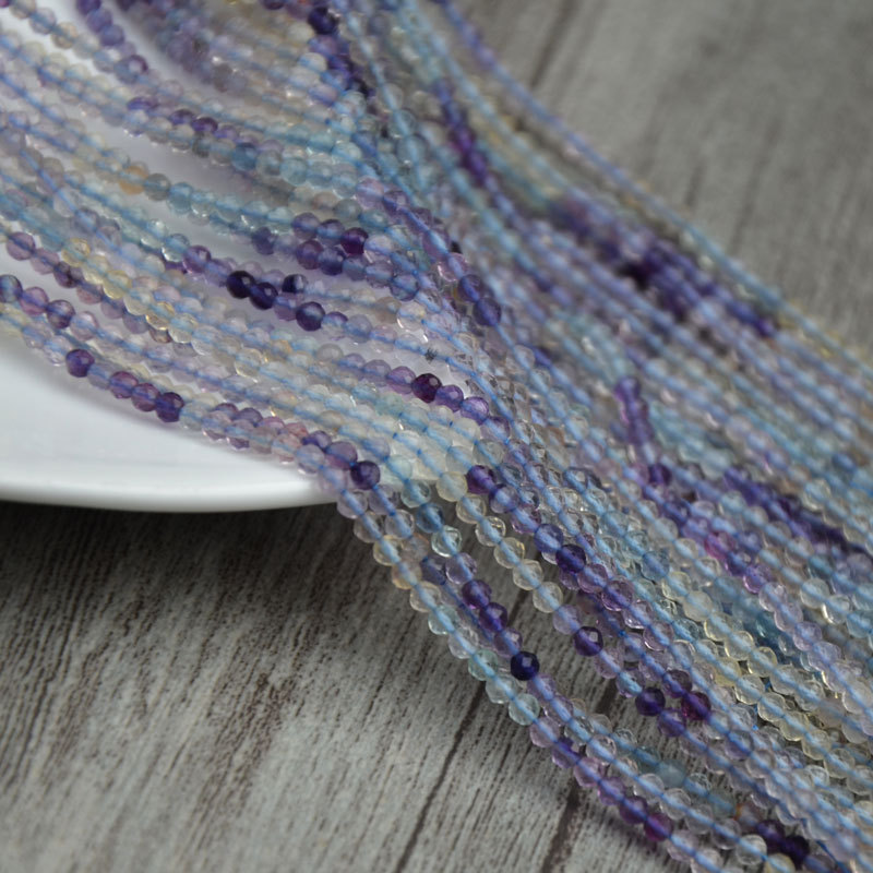Une bande de perles à facettes dégradées en fluorite