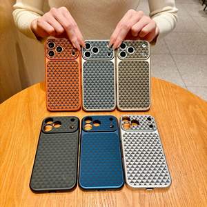 Coque magnétique à motif écossais pour iPhone 17 Pro Max, transformable instantanément en grande fenêtre, compatible avec les modèles 16 et 15, finition mate et antichoc. - Product Image 4