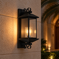 Lanterne murale décorative d'extérieur avec accents en spirale pour l'éclairage d'entrée de villa