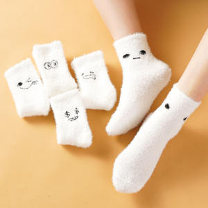 Calcetines de terciopelo de visón para mujer Otoño Invierno terciopelo grueso cálido todo-fósforo blanco peludo dibujos animados bordado expresión Calcetines - Product Image 1