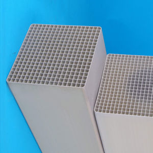 ตัวเร่งปฏิกิริยา SCR สำหรับบำบัดก๊าซเสียอุตสาหกรรมแบบกำหนดเอง ขนาด 50*50 รู - Product Image 1