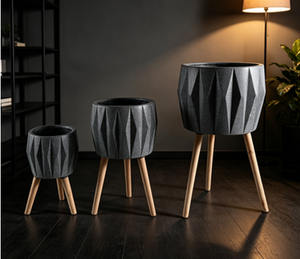 Ensemble de 3 pots de fleurs sur trépied à facettes en diamant, jardinière géométrique moderne sur pieds en bois, décorative pour l'intérieur et l'extérieur - Product Image 1