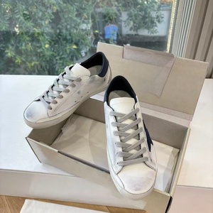 Zapatillas de diseñador de cuero genuino de ganso blanco, antideslizantes y cómodas, estilo casual para caminar sobre superficies sucias. - Product Image 2