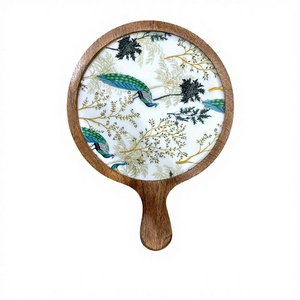 Planche de service en bois de luxe artisanale Bela avec incrustation en céramique paon, plateau rond décoratif pour pizza et fromage avec poignée - Product Image 1