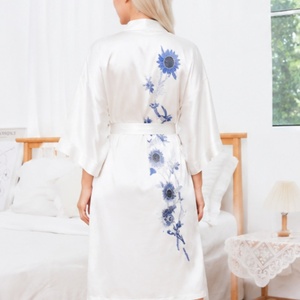 Batas <span class=keywords><strong>de</strong></span> satén premium para damas <span class=keywords><strong>de</strong></span> honor, ropa <span class=keywords><strong>de</strong></span> dormir para la mañana <span class=keywords><strong>de</strong></span> la boda, regalo para damas <span class=keywords><strong>de</strong></span> honor, bata personalizada para mujer, camisón <span class=keywords><strong>de</strong></span> talla grande para mujer - Product Image 2