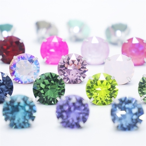 Boucles d'oreilles Huazi en acier titane de 4 mm, avec griffes intérieures super scintillantes, vente en gros - Product Image 3