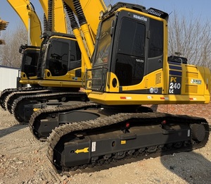 Podeux accueillir différents accessoires  Faible nombre d'heures de fonctionnement  Komatsu PC240LC  PC240  24 tonnes  Grande excavatrice d'occasion pour la construction/bâtiment - Product Image 5