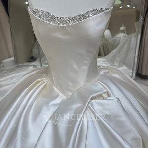 Robe de mariée élégante sans bretelles avec décolleté orné de cristaux, asymétrique, à volants sur les hanches, en satin ivoire, style robe de bal, Jancember - Product Image 3
